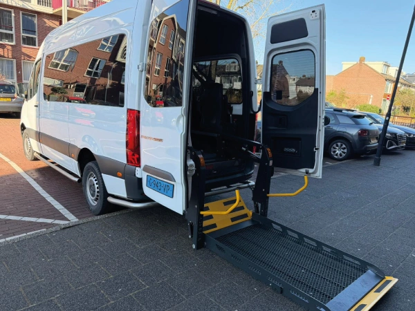 Rolstoelbus met veilige bevestiging