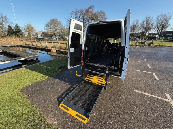 Chauffeur helpt bij in- en uitstappen